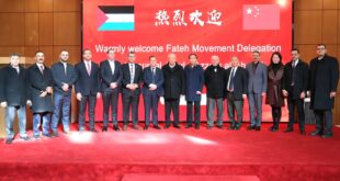 وفد حركة فتح يضع إكليلاً من الزهور على النصب التذكاري للرمز ياسر عرفات في بكين