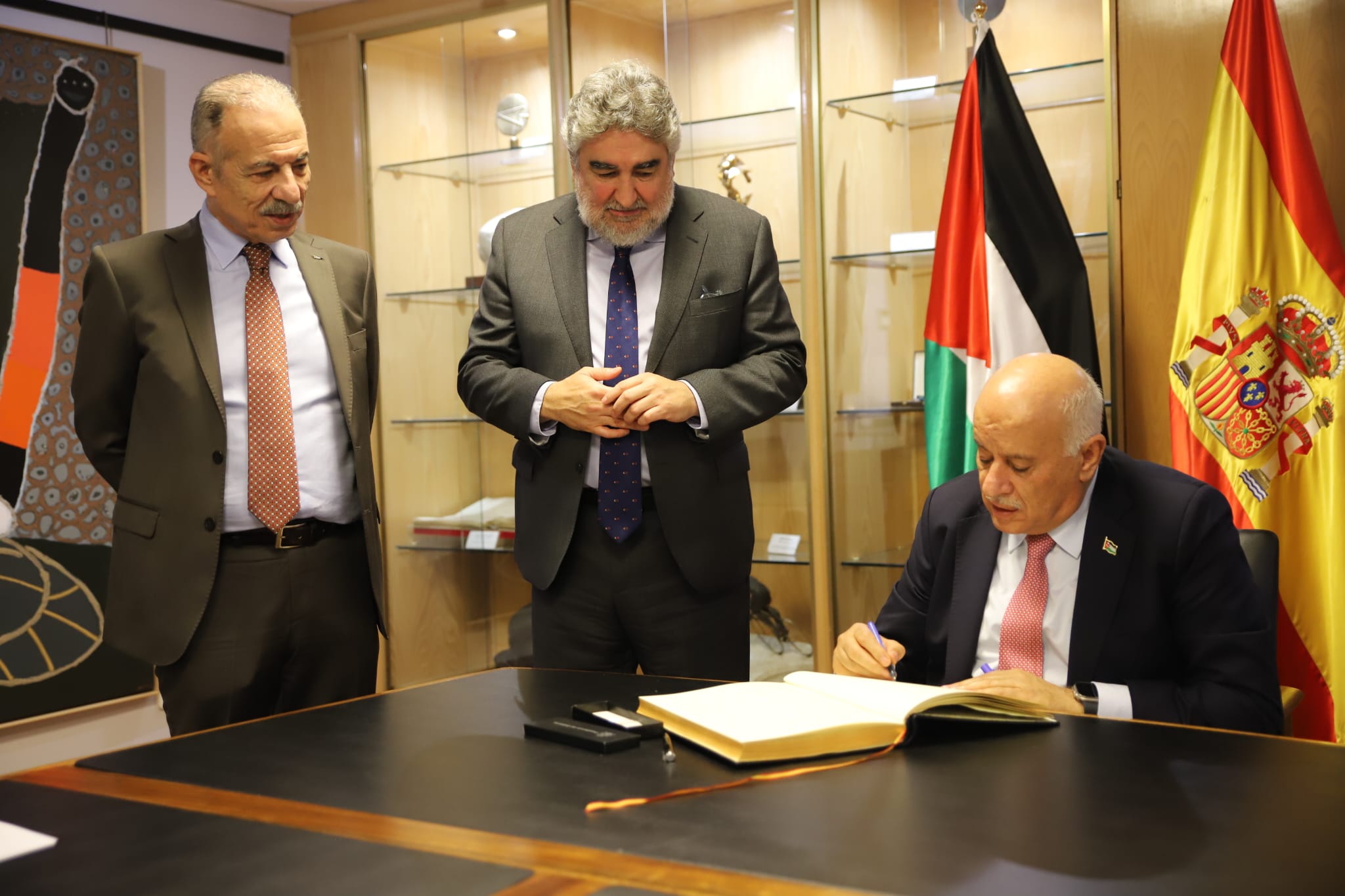 جبريل الرجوب يلتقي رئيس المجلس الأعلى للشباب والرياضة الإسباني