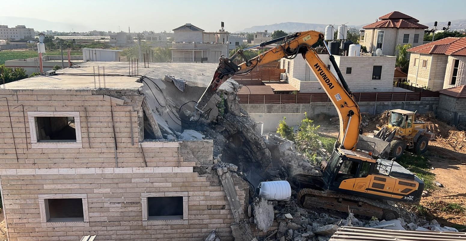 الاحتلال يهدم منزلا مأهولا في قرية الولجة غرب بيت لحم