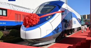 قطارات كهربائية متعددة الوحدات وقاطرات كهربائية متجهة إلى ماليزيا تخرج من خط التجميع في شمال شرقي الصين