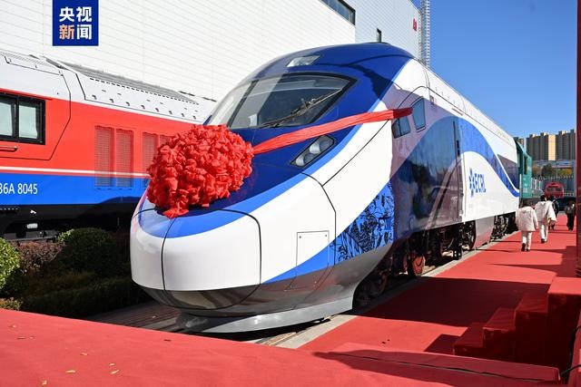 قطارات كهربائية متعددة الوحدات وقاطرات كهربائية متجهة إلى ماليزيا تخرج من خط التجميع في شمال شرقي الصين