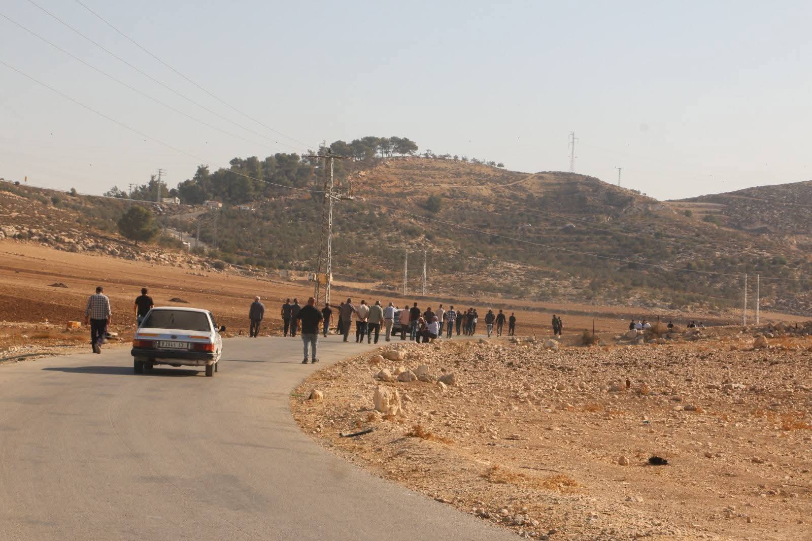 الاحتلال يقمع اعتصاماً في إذنا وترقوميا ضد استيلاء المستوطنين على أراضي المواطنين