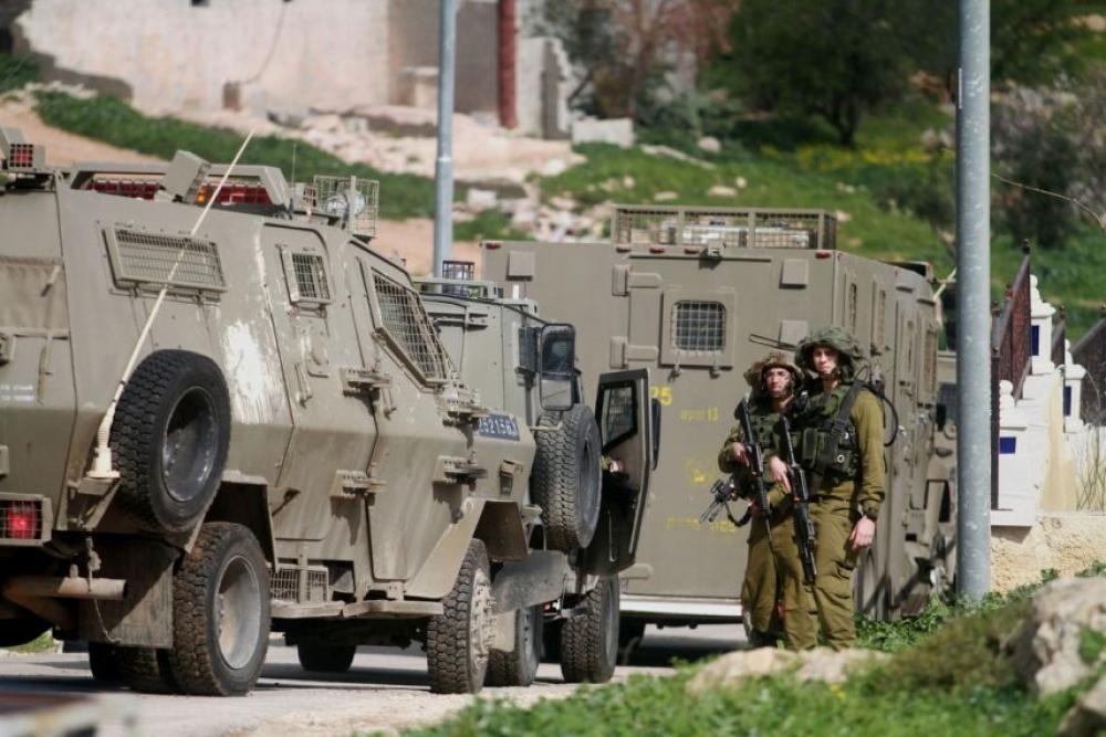 الاحتلال يعتقل مواطنا ويصيب آخر في بيت أولا شمال غرب الخليل