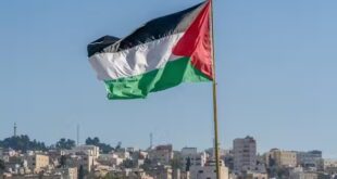 الاحتلال يجبر مواطناً على إنزال العلم الفلسطيني عن جدار مدرسة في دير استيا