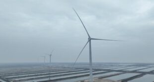 أكبر توربين رياح بحري في العالم ينقل الكهرباء إلى الشبكة في شرقي الصين