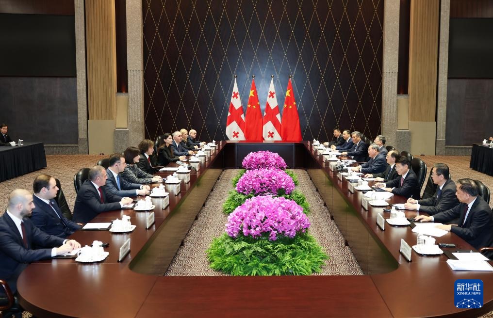 الصين : رئيس مجلس الدولة الصيني يلتقي رئيس وزراء جورجيا