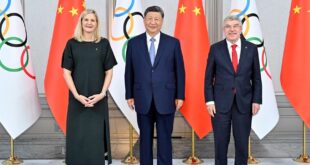 رئيس الصين شي يلتقي رئيسة اللجنة الأولمبية الدولية والرئيس الفخري مدى الحياة