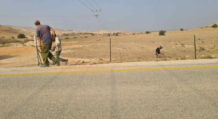 مستوطنون يسيّجون أراضي الفلسطينيين بالأغوار
