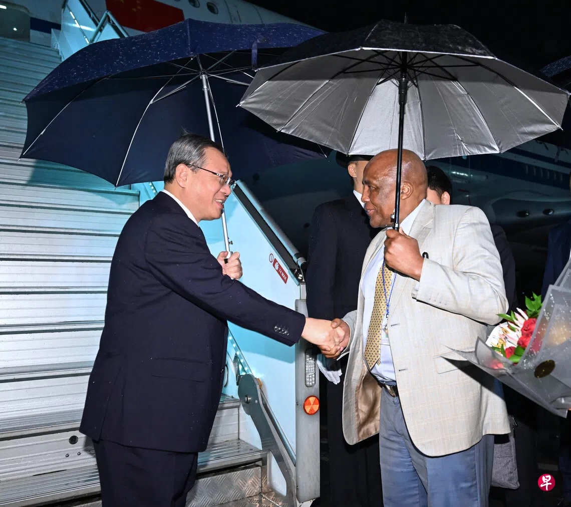 رئيس مجلس الدولة الصيني يصل إلى جنوب إفريقيا لحضور قمة مجموعة العشرين