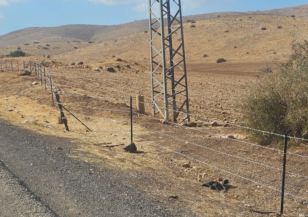 مستوطنون يواصلون تسييج أراض بالأغوار الشمالية