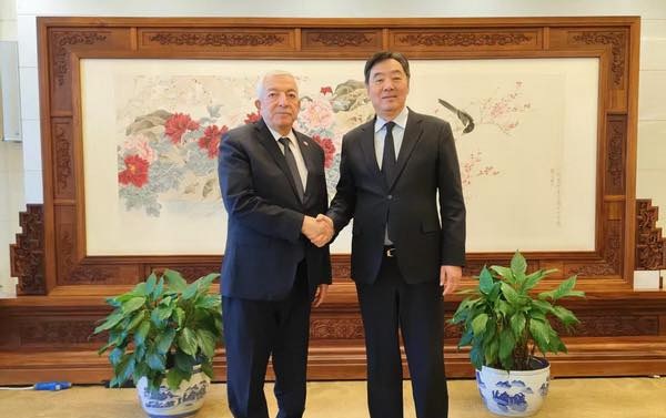 محمود العالول يلتقي المبعوث الخاص للحكومة الصينية إلى الشرق الأوسط تشاي جيون في الصين