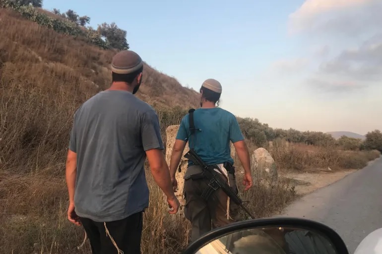 مستوطنون يثبتون أعلام الاحتلال على شارع 55 شرق قلقيلية