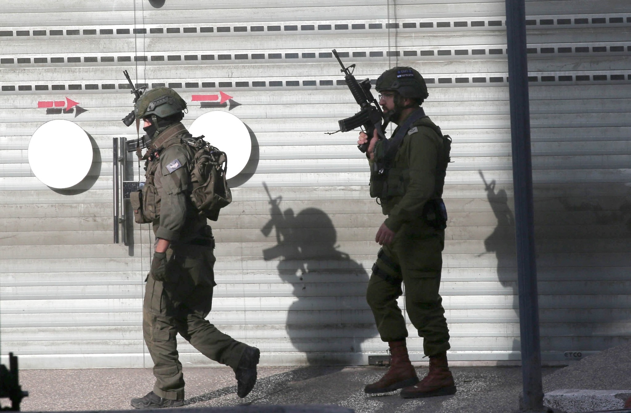 الاحتلال يقتحم السيلة الحارثية غرب جنين ويعتدي على شبان بالضرب