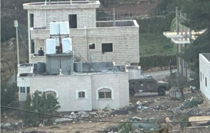 الاحتلال يحتجز عشرات المواطنين ويستجوبهم ويعتدي عليهم بالضرب في بيت أمر شمال الخليل