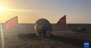 كبسولة العودة لمركبة الفضاء الصينية (شنتشو-21) تهبط على الأرض