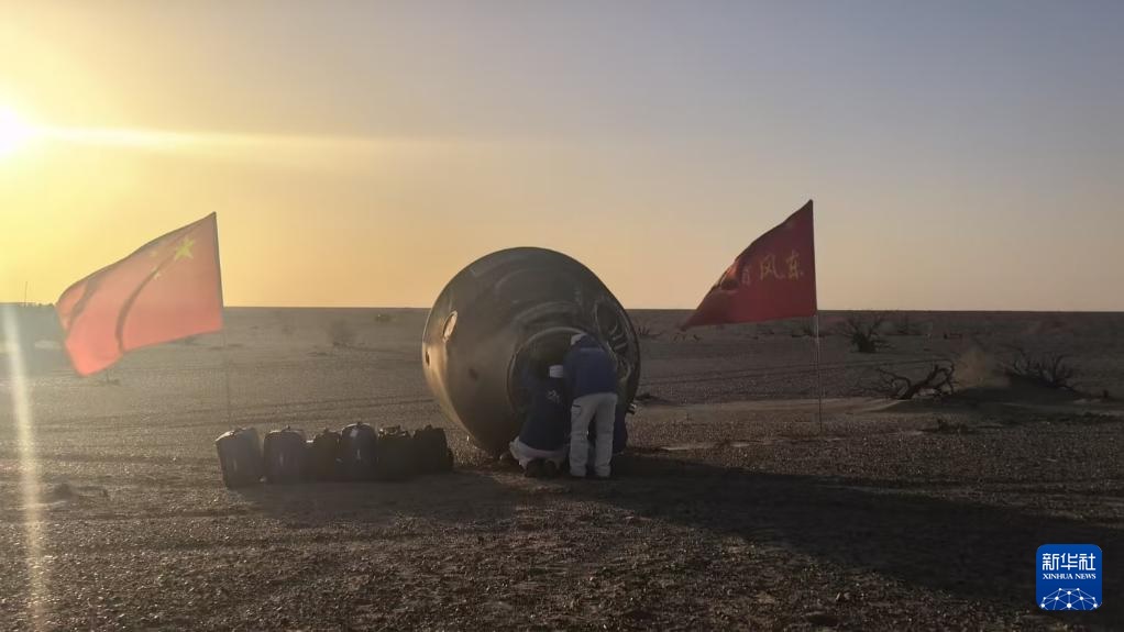 كبسولة العودة لمركبة الفضاء الصينية (شنتشو-21) تهبط على الأرض