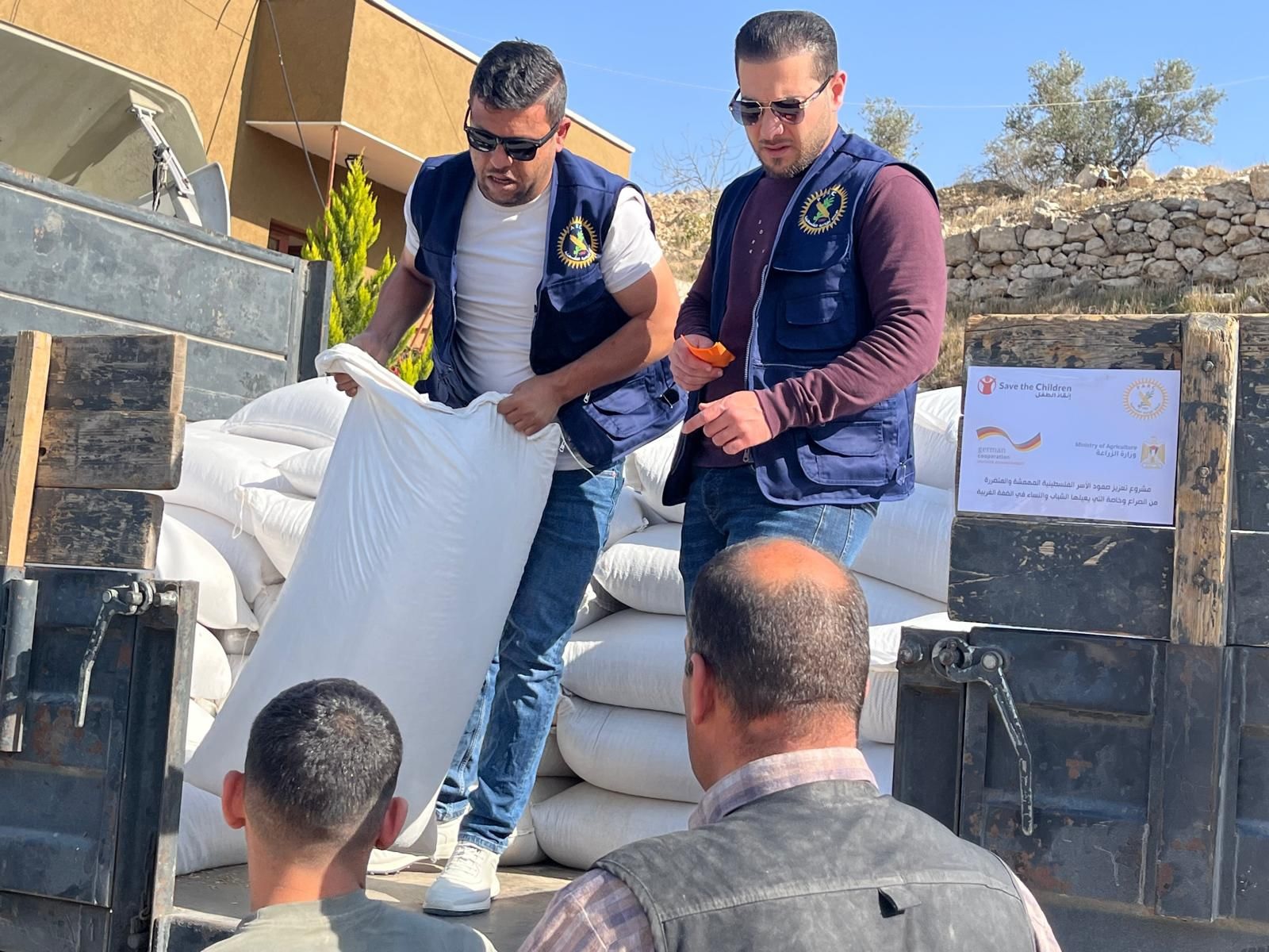 الإغاثة الزراعية تسلّم 15 طنًّا من البذور لتعزيز صمود 125 مزارعًا في مسافر يطا جنوب الخليل