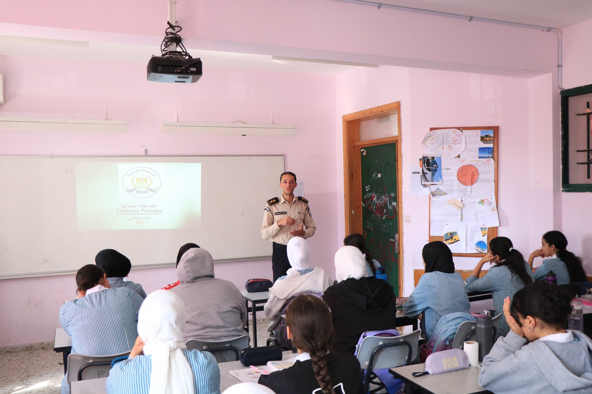 الضابطة الجمركية تقدم محاضرة توعوية لطالبات المدرسة الإسبانية الأساسية العليا في رام الله والبيرة
