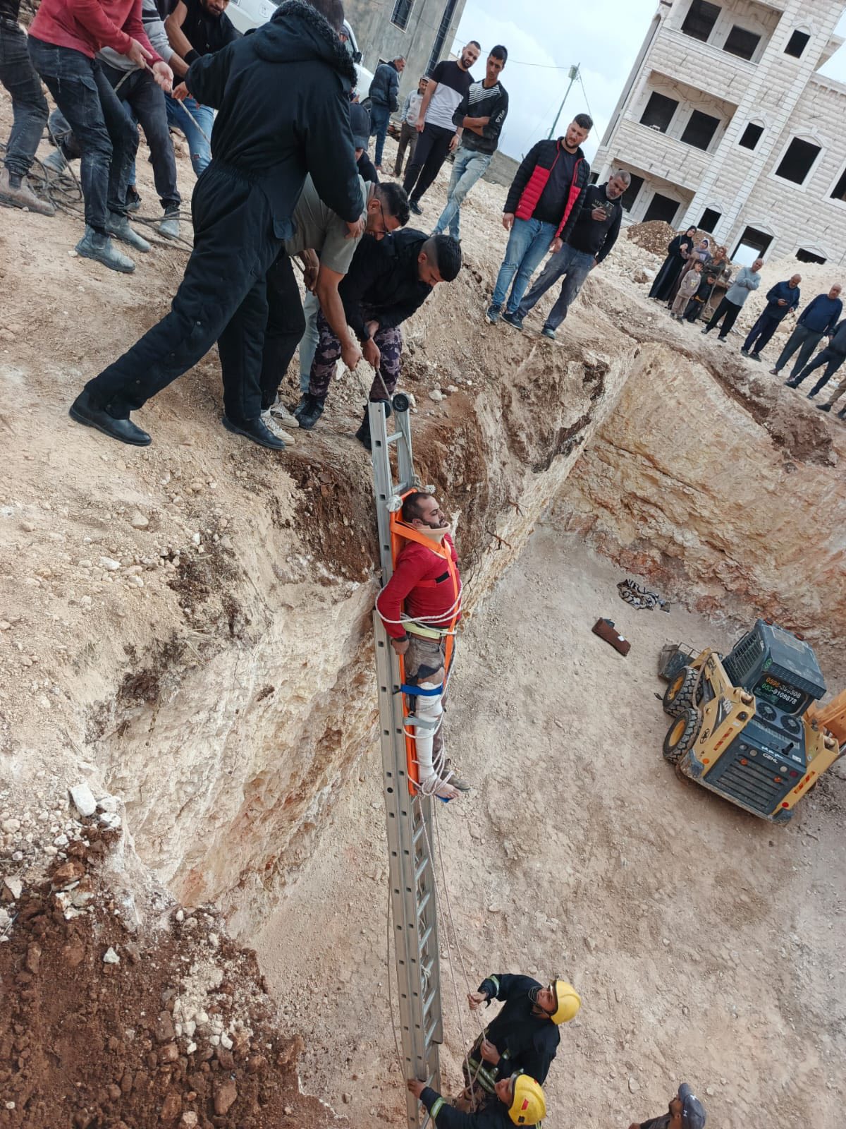 الدفاع المدني يخلي عاملا مصابا من داخل حفرة في يطا جنوب الخليل