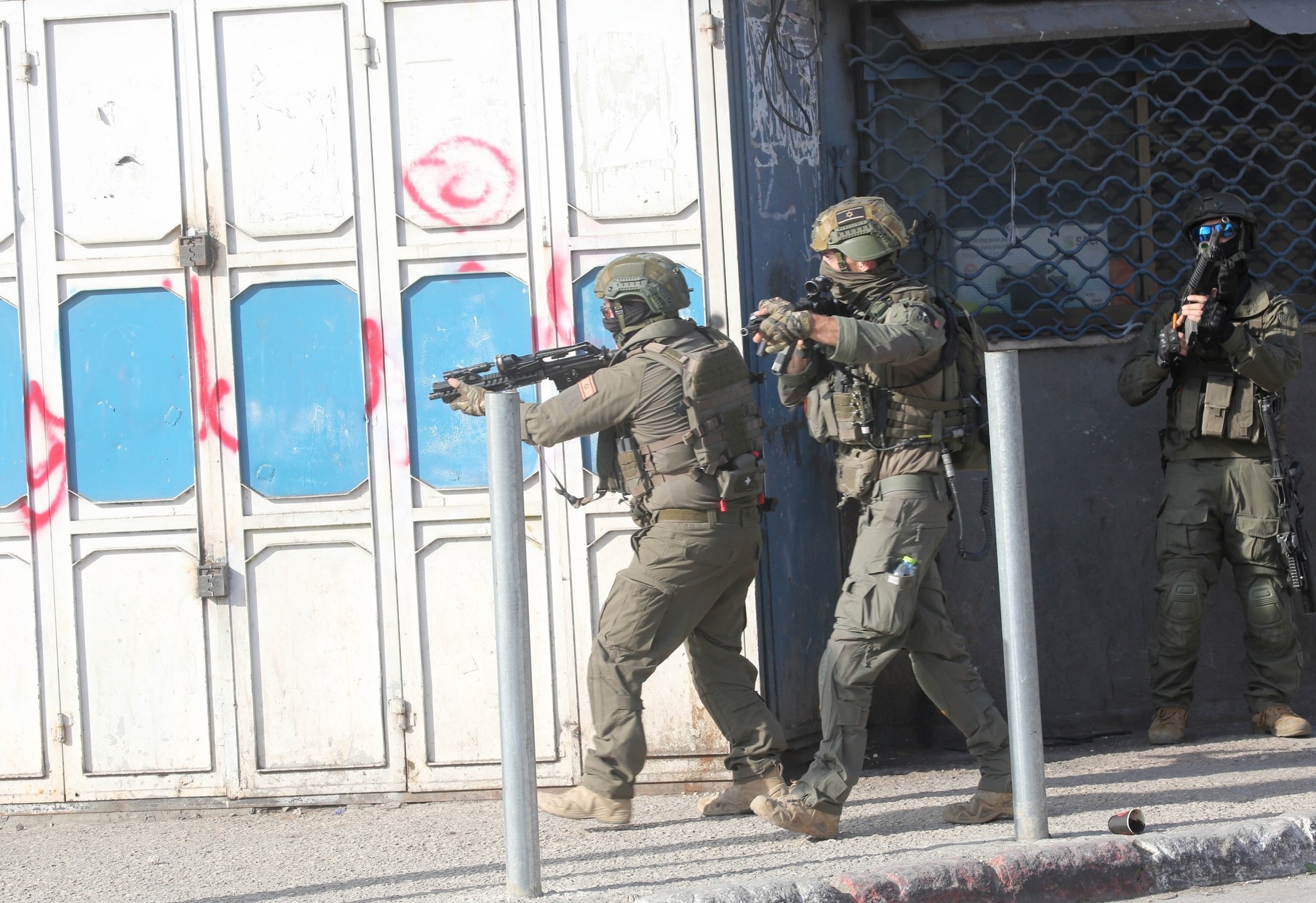 قوات الاحتلال تعتقل ثلاثة شبان من محافظة طوباس