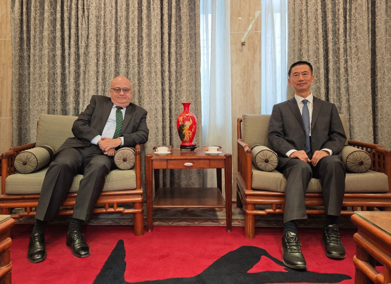 السفير الصيني لدى الأردن قوه وي يناقش قضايا المنطقة مع السفير الروسي