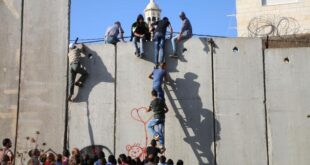 إصابة عامل بجروح متوسطة بعد سقوطه عن جدار الفصل العنصري في الرام