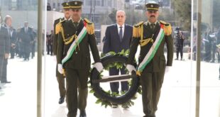 نيابة عن الرئيس : حسين الشيخ يضع إكليلاً من الزهور على ضريح الشهيد ياسر عرفات