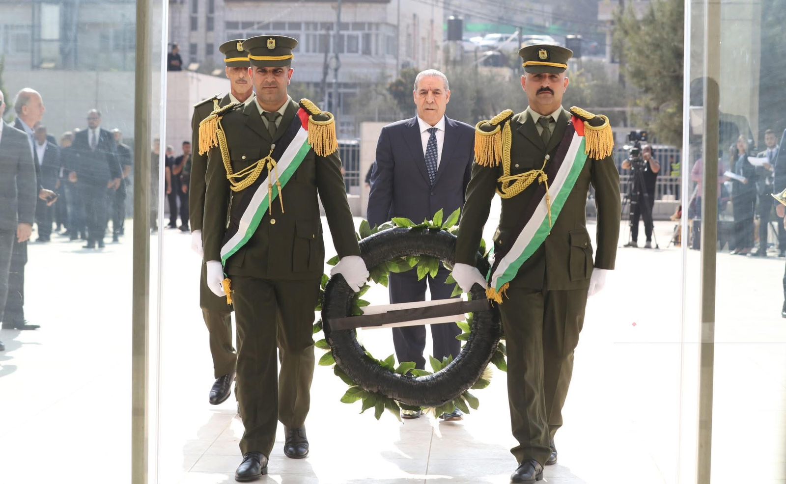 نيابة عن الرئيس : حسين الشيخ يضع إكليلاً من الزهور على ضريح الشهيد ياسر عرفات