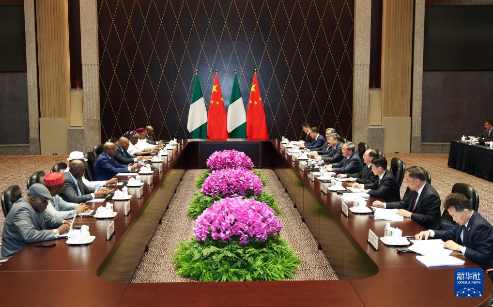 الصين : رئيس مجلس الدولة الصيني يلتقي رئيس مجلس النواب النيجيري