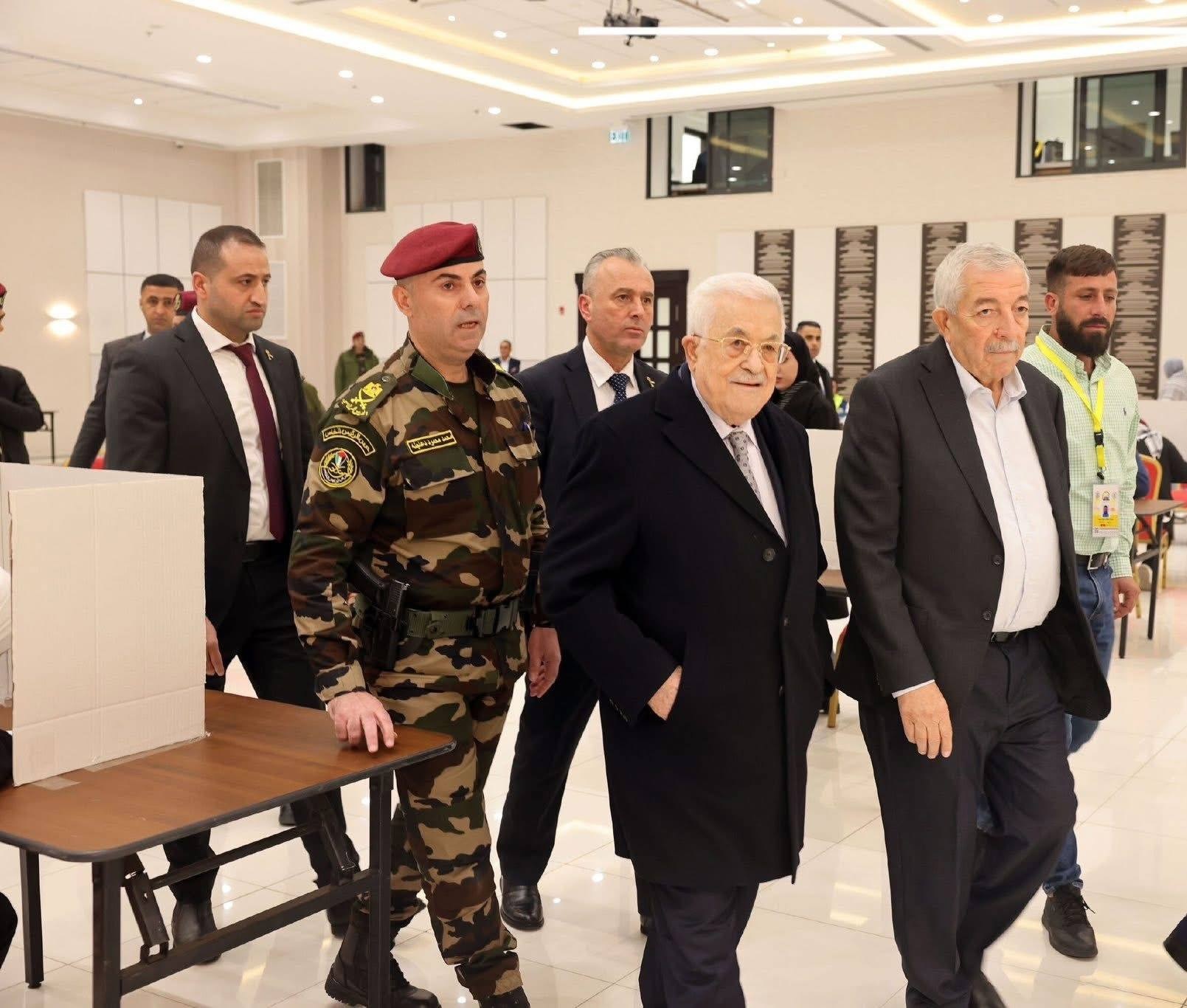 الرئيس محمود عباس يتفقد قاعة الانتخابات المركزية لحركة الشبيبة الفتحاوية