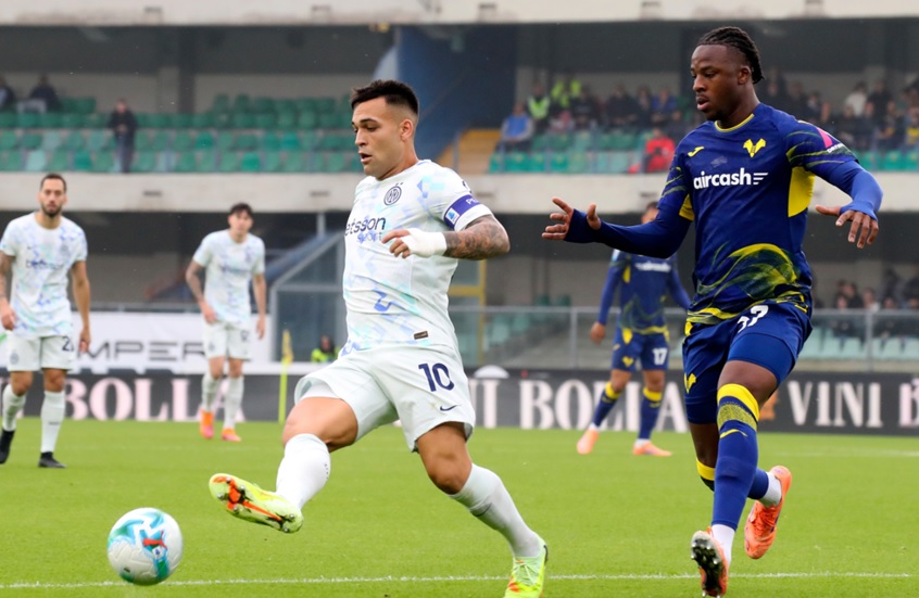 إنتر ميلان يلدغ فيرونا بهدف عكسي ويزاحم نابولي في صدارة الدوري الإيطالي