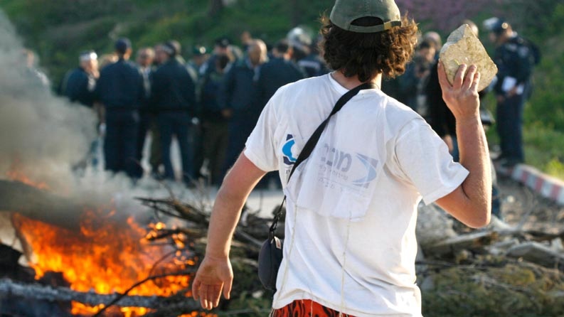 مستوطنون يضرمون النيران في 6 "فلل" سياحية جنوب نابلس