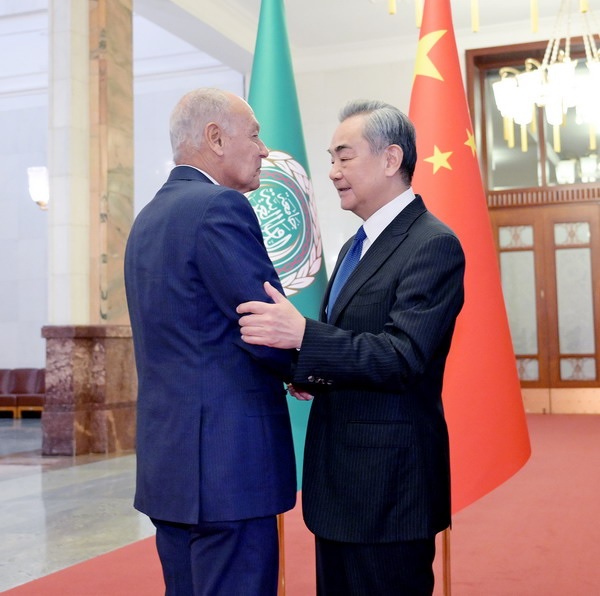 وزير الخارجية الصيني يلتقي أمين عام جامعة الدول العربية
