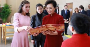 الصين : عقيلة الرئيس الصيني وملكة إسبانيا تزوران مركزاً لخدمة ذوي الاحتياجات الخاصة في بكين