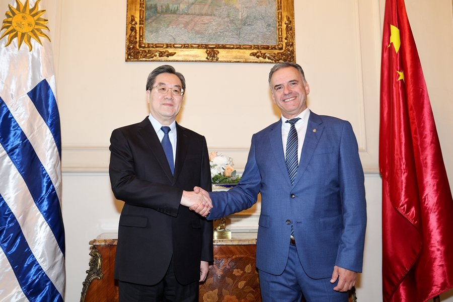 نائب رئيس مجلس الدولة الصيني يدعو الصين وأوروغواي إلى تعزيز الزخم الإيجابي في العلاقات الثنائية