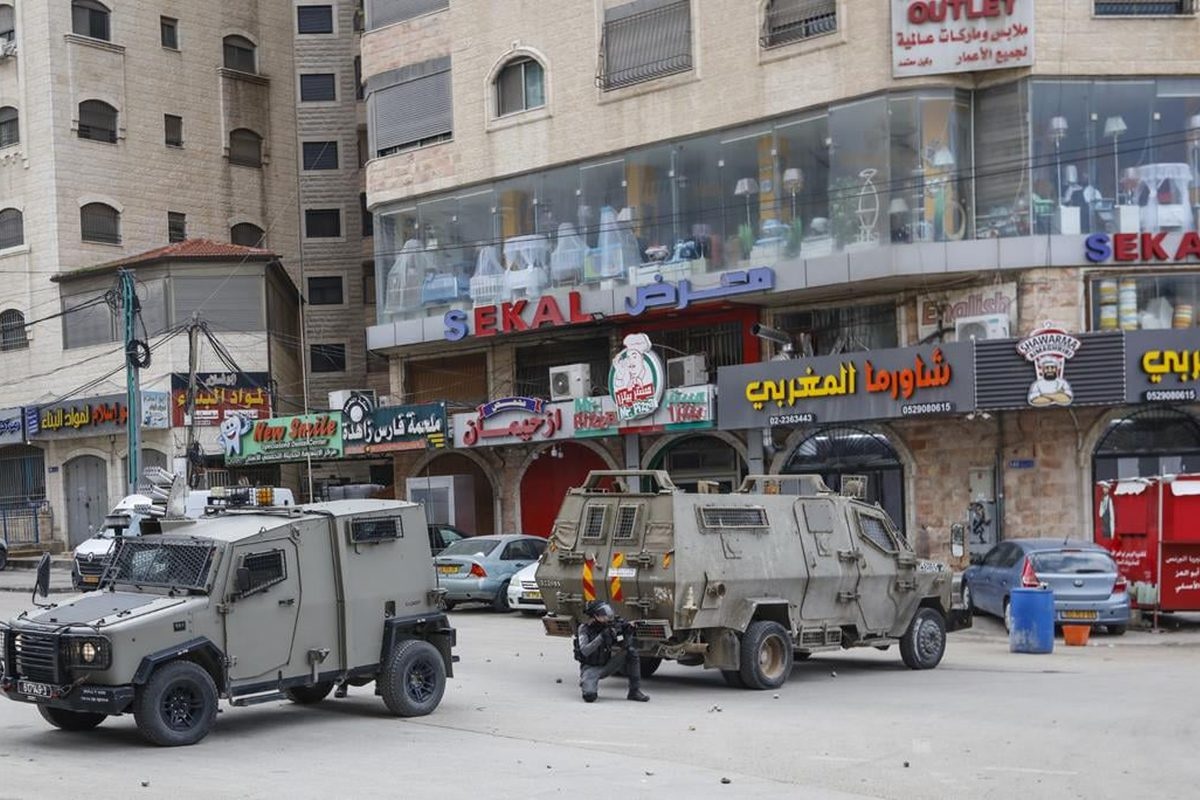 قوات الاحتلال تقتحم كفر عقب