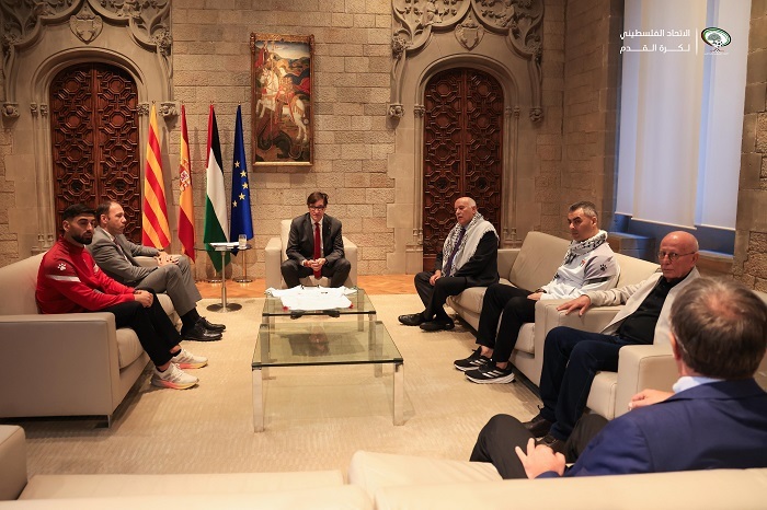 رئيس إقليم كتالونيا يستقبل وفدا من بعثة المنتخب الوطني برئاسة الفريق جبريل الرجوب