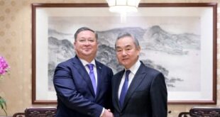 وزير خارجية الصين وانغ يي يلتقي مسؤولاً من كازاخستان