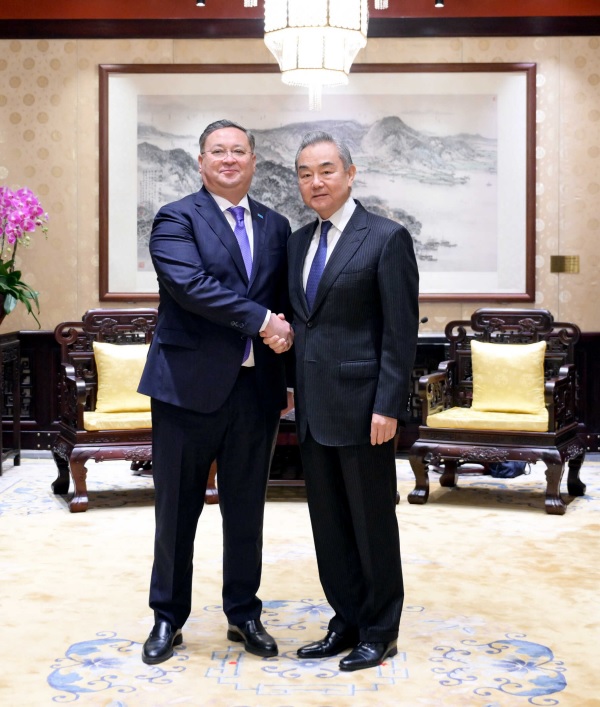 وزير خارجية الصين وانغ يي يلتقي مسؤولاً من كازاخستان