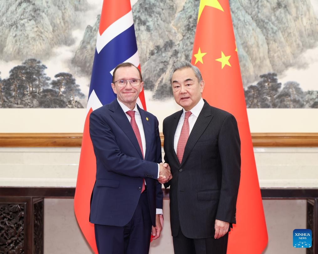 وزير خارجية الصين يجري محادثات مع نظيره النرويجي