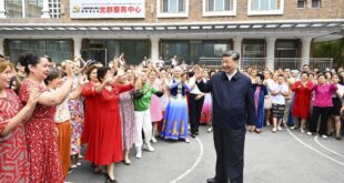 زوار أجانب يشيدون بوتيرة التنمية السريعة في منطقة شينجيانغ الصينية