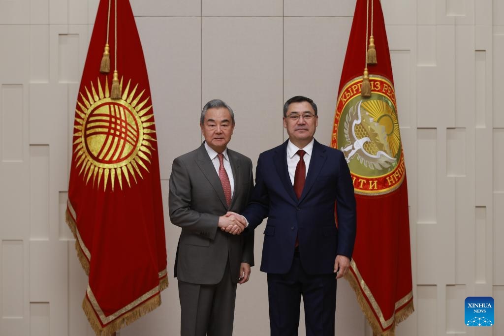 وزير الخارجية الصيني وانغ يي يلتقي الرئيس القرغيزي