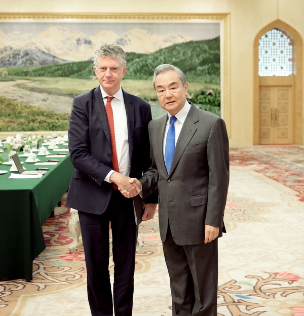 كبير الدبلوماسيين الصينيين يلتقي مستشار الأمن القومي لرئيس الوزراء البريطاني