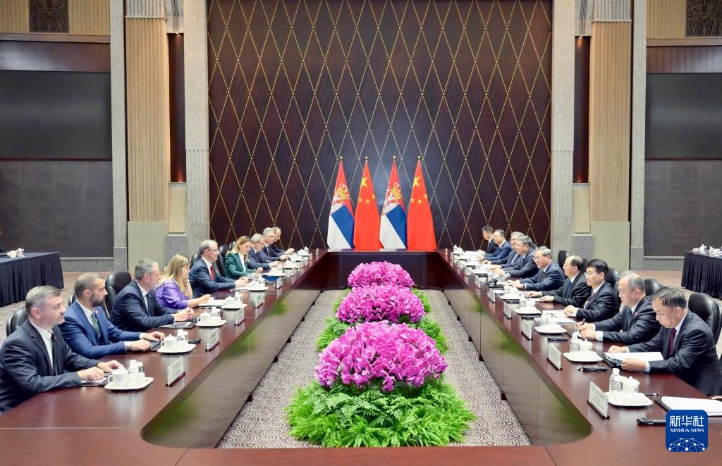 الصين : رئيس مجلس الدولة الصيني يلتقي رئيس الوزراء الصربي