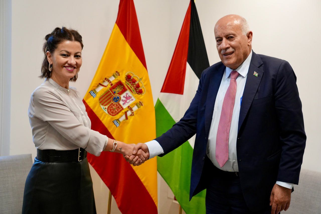 الفريق جبريل الرجوب يلتقي وزيرة الشباب والطفولة الإسبانية