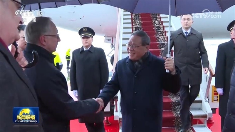 رئيس مجلس الدولة الصيني يصل إلى روسيا لحضور اجتماع منظمة شانغهاي للتعاون