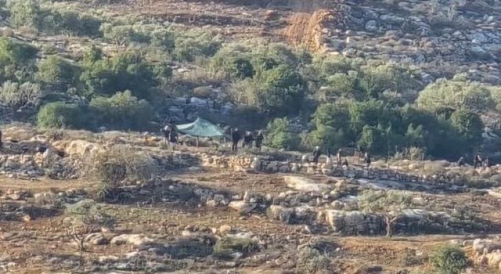 مستوطنون يقيمون بؤرة جديدة جنوبي نابلس