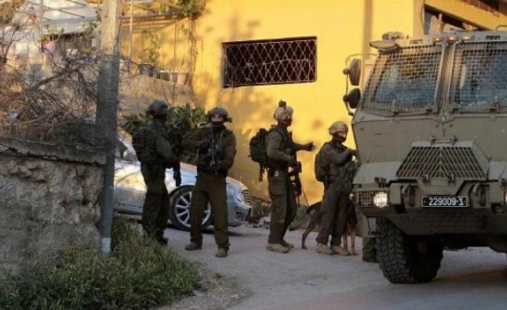 الاحتلال يعتقل ثلاثة مواطنين غرب رام الله بينهم طفل