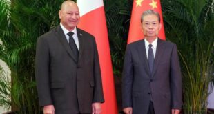 كبير المشرعين الصينيين يجتمع مع ملك تونغا