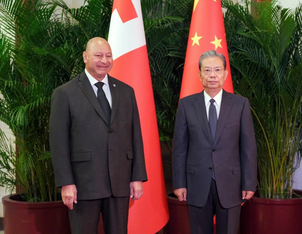 كبير المشرعين الصينيين يجتمع مع ملك تونغا